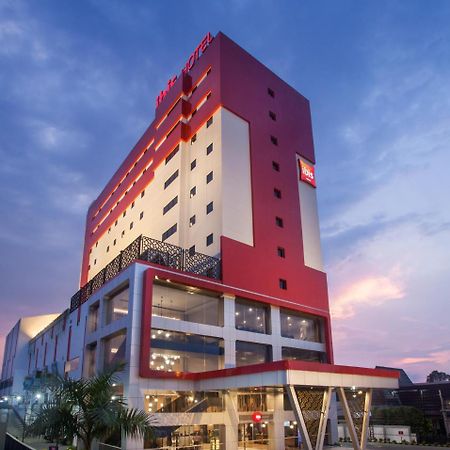 Ibis Pontianak City Center Exterior photo
